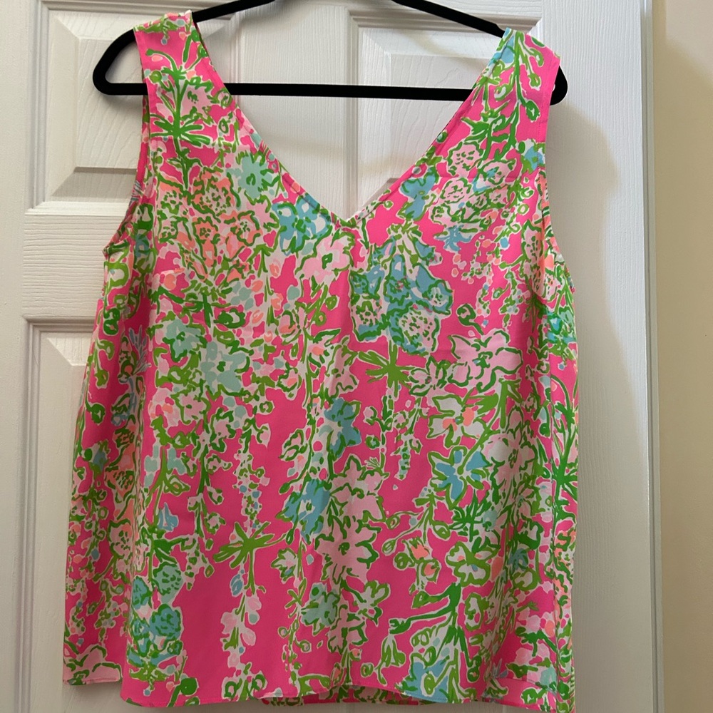 Lilly Pulitzer sleeveless ham top. V neckline. 100% silk. - Picture 4 of 5